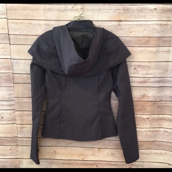Lululemon detachable hood rain jacket - Picture 3 of 6